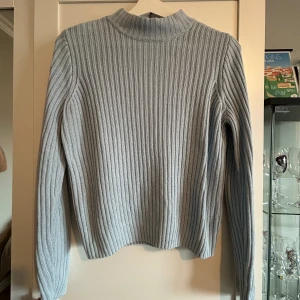 Tröja - Bra skick, har en liten fläck. 