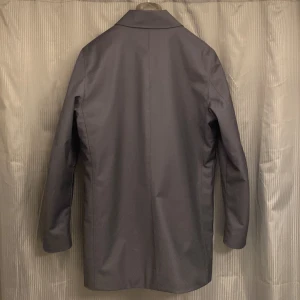 UBR Regulator coat savile  - Snygg & stilren kappa för höst & vår. Mycket sparsamt använd, i stort sätt nyskick. Nypris 7500kr (careofcarl)  Navy färgad