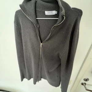 Grå zip - ljung by Marcus larsson  - 9/10 skick, endast använd en gång  