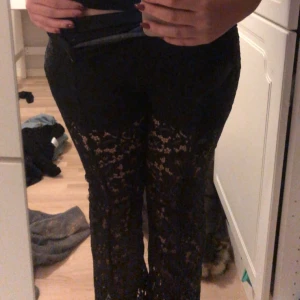 Spetsbyxor  - Super trendiga svarta spetsbyxor i storlek 38, sitter som en S/M