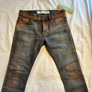 Off White Dirty Jeans - Slim Fit jeans från Off White Strl: 30 (XS) Skick: 9/10 