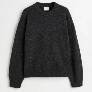 Grå stickad tröja  - Jättefin grå stickad tröja med pärlor från H&M!!! Knappt använd så är i bra skick!! 🩷 nypris 299 ❤️storlek XS men funkar även på S, skriv om ni vill ha fler bilder