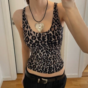 dolce and gabbana leopard linne - Leopard linne från dolce and gabbana som även går att bära bakåfram beroende på hur högt man vill att den ska gå❤️ köpt second hand, verkar ha ett litet hål som lagats med tråd i bak vad lappen vilket syns på sista bilden, märks dock ej på!!