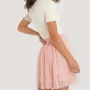 Rosa mini kjol från nakd. Den är i perfekt skick och har endast använts en gång tidigare. 