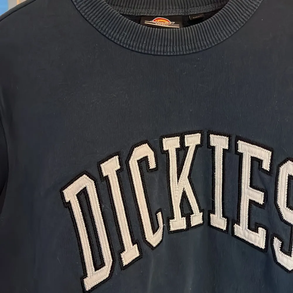 Knappt använd Dickies tröja. Jättesnygg men används inte längre. Marinblå och i stolek small. . Hoodies.