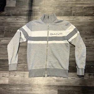 Grå Gant zip-hoodie - Mycket bra skick! Stor i storleken. Användts ganska många gånger 