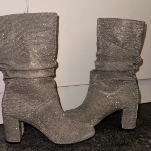 Wow😍 - Säljer mina fina stövlar, använda endast 1 gång❤️ 