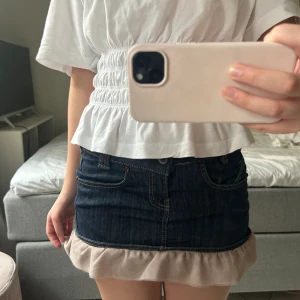 Jeanskjol med volang💗 - Jättefin blå jeanskjol med rosa volang längst ner. Storlek 34💕köpt i Spanien.