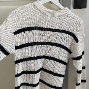 En vit svart randig stickad tröja från Lager157!  Säljer då den ej används längre!  Kontakta för mer info!🤍✨