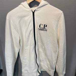 Vit Cp Company zip hoodie knappar på luvan har gått av men man får med extra som man kan fixa. Kom dm för kvitto