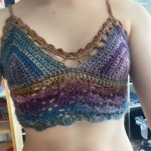 Virkad topp🫶 - Säljer denna jättefina virkade toppen, då jag håller på att växa ur den!🫶 perfekt till sommaren, knyts med band där bak så passar många storlekar men skulle säga att kupan är AA-A typ🩷 köp nu går bra att använda eller skriv priv om du har frågor🫶🫶 