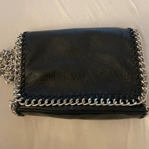 Tiamo väska  - Säljer min Tiamo väska då den inte kommer till användning längre. Knapparna är lite rostiga (se bild 2) Men annars inga defekter. Nypris 550kr💕