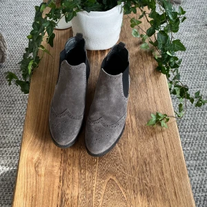 Boots från Pier One - Snygga skor i mocka från Pier One. Äkta läder. Sparsamt använda, fint skick. Fina året runt 🌸