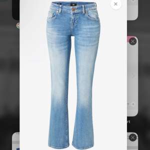 Lågmidjade jeans från Ltb i storlek 25/30 💞 Har lite slitningar längst ner men annars sparsamt använda o i väldigt fint skick. Köpte för 700 kr, slutsålda! Kom med bud om du är intresserad!