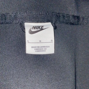 Nike tech large  - Large, passar mig som är 180. Nypris på den är 1500. Den är i helt nytt skick inga skavanker eller nått sånt. Pris kan sänkas vid snabb affär 