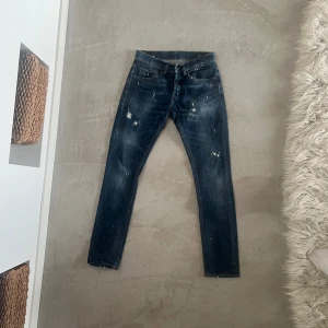 Dondup jeans - Dondup jeans i storlek 30, riktigt fräscha! Jeansen är i mycket bra skick utan några defekter! Skriv vid mer frågor! Pris kan alltid diskuteras🙌