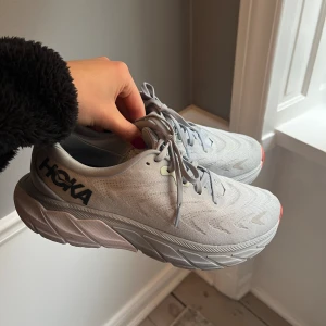Hoka löparskor - Superfina löparskor från Hoka i storlek 40🤍 Färgen visas bäst på sista bilden🌟