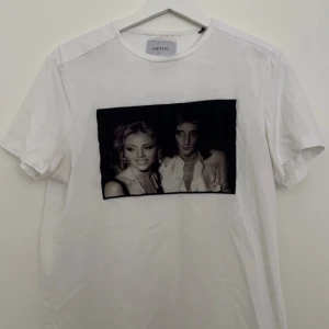 Limitato  - En jätte fin Limitato t-shirt som blir perfekt nu till våren och sommaren! Jag säljer den för 400kr men kan diskutera priset vid snabbaffär