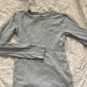 Söt Tommy hilfiger tröja💖 - Finns fler bilder på🩷