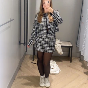 Kjol och kavaj set - Detta är annonsen för överdelen, se min profil för annonsen för kjolen. Sparsamt använd så i princip nyskick. Verkar inte gå att få tag på längre.