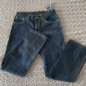 Säljer dessa sjukt feta Nudie jeans i skick 9/10! Pris 299+gratis frakt hela denna vecka! Modell-slim Jim.   Passform: mellan slim fit och regular fit! Hör av er vid frågor! Nypris 2299kr!