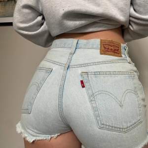 Supersnygga Levis short i stl W26. Sitter så bra men säljer dem för att de har blivit för små. Använda ca 5 gånger! Köpta för ca 700kr.