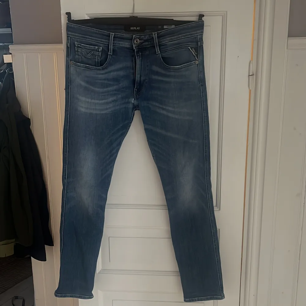 Ett par stilrena replay anbass jeans med ett litet litet hål  Strl 34/32. Jeans & Byxor.