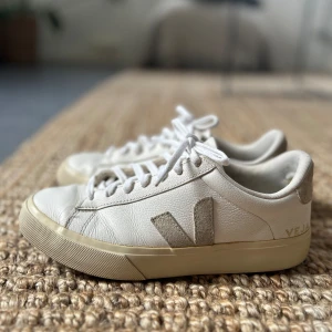 Veja campo - Veja campo skor💕 På bild två och tre kan man se defekterna lite slitna i härlarna och på insidan😊 Finns fler bilder på skorna så skriv gärna isåafall! 