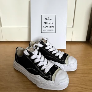 Maison Mihara Yasuhiro Hank OG Sole Canvas Low - Ett par helt nya Maison Mihara Yasuhiro skor i storlek 42. Endast uppackade aldrig använts. 