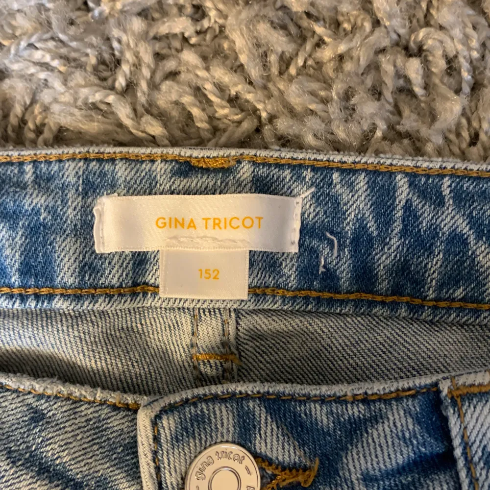 säljer mina ljus blåa lågmidjade jeans från Gina Tricot young. Byxorna är i fint skick då dom är oanvända. Tror inte att just denna modell finns kvar på Gina Tricot längre. Priset kan diskuteras. Skriv för mer information och bilder❤️💞. Jeans & Byxor.