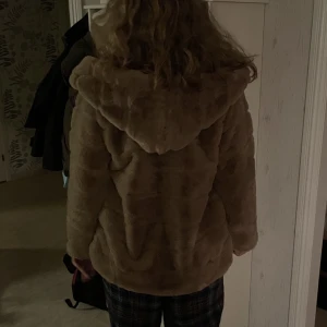 Pälsjacka chelsea  - Säljer denna fina pälsjacka från chelsea, använd två gånger så nästan i nyskick, perfekt att ha nu till våren. Storlek S, nypris 800kr, säljer den för 300kr 💗