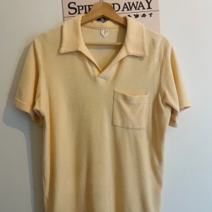 Arket Frotté Pike  - Gulbeige sommar Frotté Pike från Arket köpt sommaren 2023  Skick: 10/10  Nypris: 700 kr Säljes för: 300 kr Storlek: S