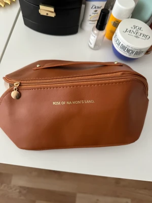 Necessär  - Helt ny necessär  Rymlig  