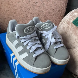 Campus 00 - Helt nya gråa Campus 00 Säljer pga fel storlek  Storlek: 36,5 Ej använda, helt nya med kartong och prislapp 