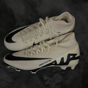 Fotbollsskor  - Storlek 43/44 riktigt bra skick använda en träning köpt för 1749