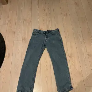 Säljer dessa blå Weekday jeans. 10/10 skick.  Säljer dessa jeans på grund av att jag rensar ut garderoben på saker jag inte använder längre. Storlek 30/30