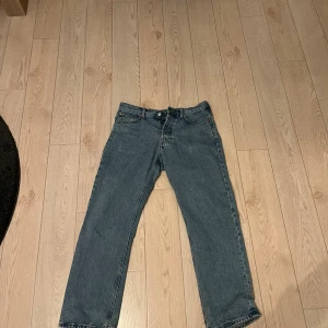 Weekday jeans (herr)  - Säljer dessa blå Weekday jeans. 10/10 skick.  Säljer dessa jeans på grund av att jag rensar ut garderoben på saker jag inte använder längre. Storlek 30/30