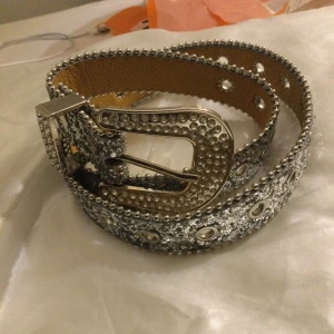 Bälte - Säler det är bältet 70-80cm aldrig använt läs bion