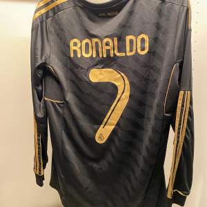 Retro Real Madrid fotbollströja med Cristiano Ronaldo på ryggen. Storlek M. Hör av dig vid frågor!