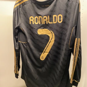 Ronaldo Real Madrid tröja  - Retro Real Madrid fotbollströja med Cristiano Ronaldo på ryggen. Storlek M. Hör av dig vid frågor!
