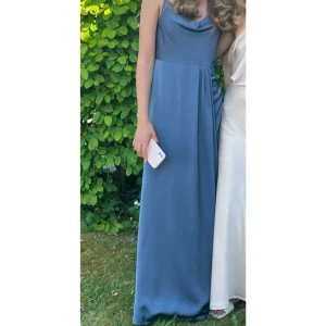 Blå balklänning  - Säljer min jätte fina balklänning som jag använde en gång förra året på min bal! Klänningen är därför i fint skick! Den rätta färgen syns på bild 1&3. Jag på första bilden är 176 som referens! Bara att höra av sig vid frågor! 