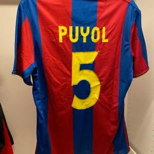 Retro Barcelona Puyol fotbollströja - Retro FC Barcelona fotbollströja, nmr 5. Storlek L. Hör av dig vid frågor!