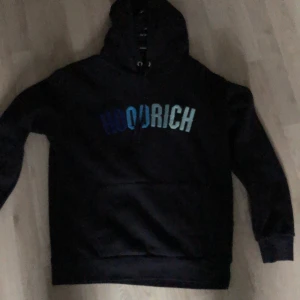Hoodrich Hoodie - Bra skick inte använts så mycket. Saknas en ”knapp” på en av trådarna. Bra skick inga fläckar eller hål. Ficka vid armen Köpt från JD sports för 800 kr säljer nu för 399. Pris kan diskuteras vid snabb köp. Det är Size M men passar L förmodligen. 