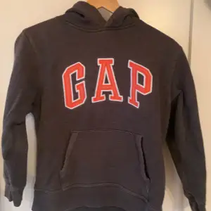 Säljer nin gamla GAP hoodie för den är för liten. Använd ganska många gånger 