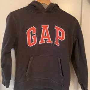 Brun GAP HOODIE  - Säljer nin gamla GAP hoodie för den är för liten. Använd ganska många gånger 
