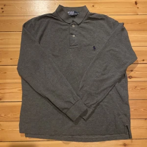 Ralph Lauren Polotröja - En mycket fin polotröja från Polo Ralph Lauren i mycket bra skick. Storlek M men passar till både L och S