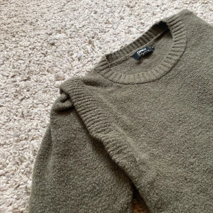 Stickad tröja - Super söt grön stickad tröja från Only i storlek S. Älskar verkligen denna tröjan den är såå gullig! Nån fråga? Tveka inte att kontakta mig!❤️