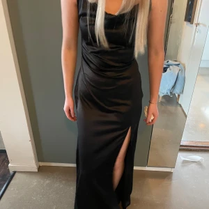 Balklänning  - Svart klänning med slits.  använd en gång.  Passar S/M