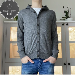 Stickad hoodie  - Tja, säljer nu denna galet feta stickade hoodie i stl m. Hör av dig vid frågor eller funderingar!