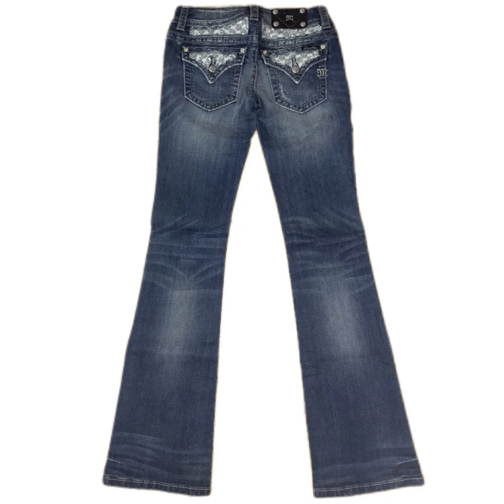 Miss Me jeans i modellen ”JP6273B2/ skinny” midjemåttet rakt över är 37,5cm. Ytterbenet 107,5cm och innerbenet 85cm. Jeansen är som nya. Kontakta vid intresse!. Jeans & Byxor.